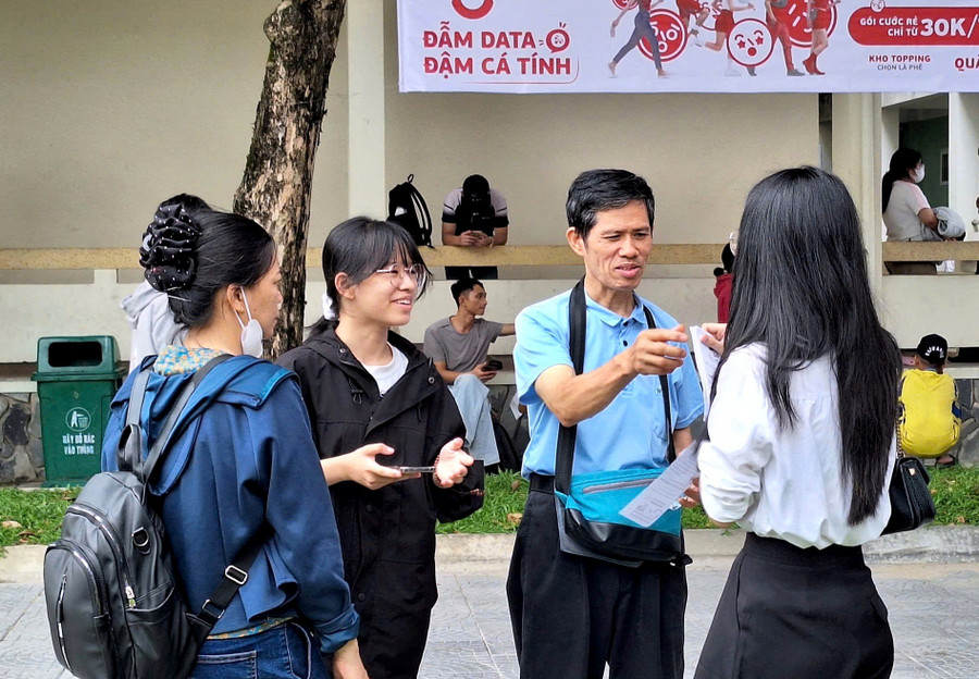 Một gia đình của thí sinh nhập học được các tình nguyện viên giúp đỡ nhiệt tình. z6953922211929-52e396be03b62d490d5efed1fdf39d6e.jpg