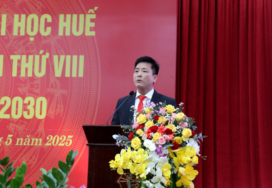 TS Bùi Văn Lợi, Phó Bí thư Phụ trách Đảng ủy, Phó Giám đốc Phụ trách Đại học Huế, Bí thư Đảng ủy Cơ quan Đại học Huế phát biểu tại Đại hội. (Ảnh: Đại Dương) 3-5378.jpg