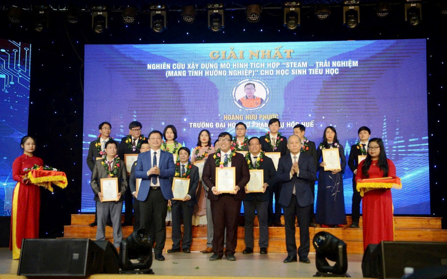 Nhiều giải thưởng của đội ngũ cán bộ giảng viên nhà trường với việc chuyển đổi số toàn diện. z6639610029436-ba55cb0867c4db157dac3a61aa3ad7de.jpg