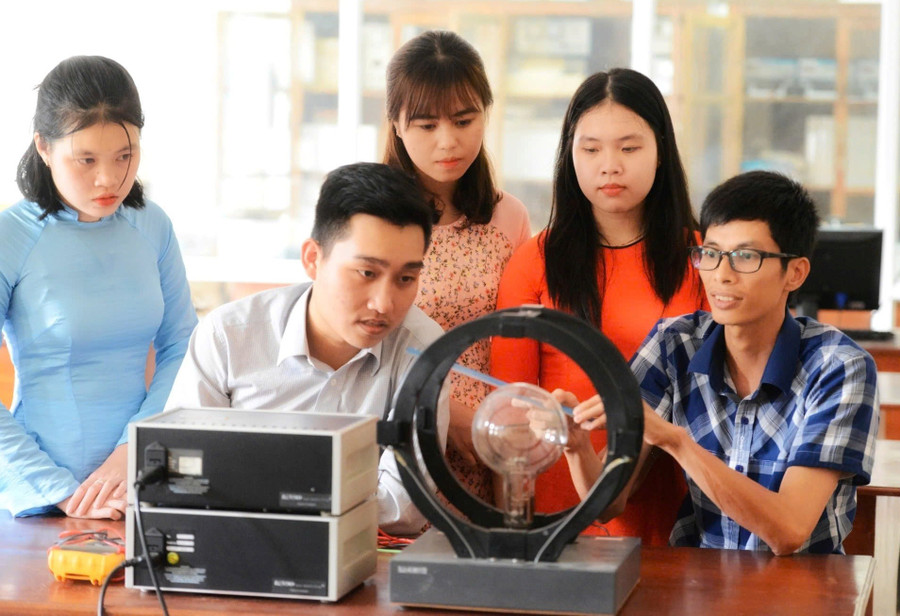 Nhà trường quan tâm đội ngũ giảng viên chất lượng chuyên môn cao với nhiều chính sách đãi ngộ. z6639545857044-a097bf1220d730853697f6d7e26f313c.jpg