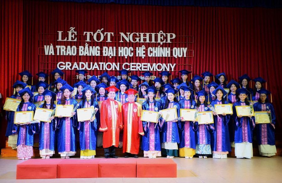 Nhiều thế hệ sinh viên đào tạo ra trường giỏi về chuyên môn và đạo đức. z6639542695025-3cc6dbab316bfb032867c78cce3e3f76.jpg