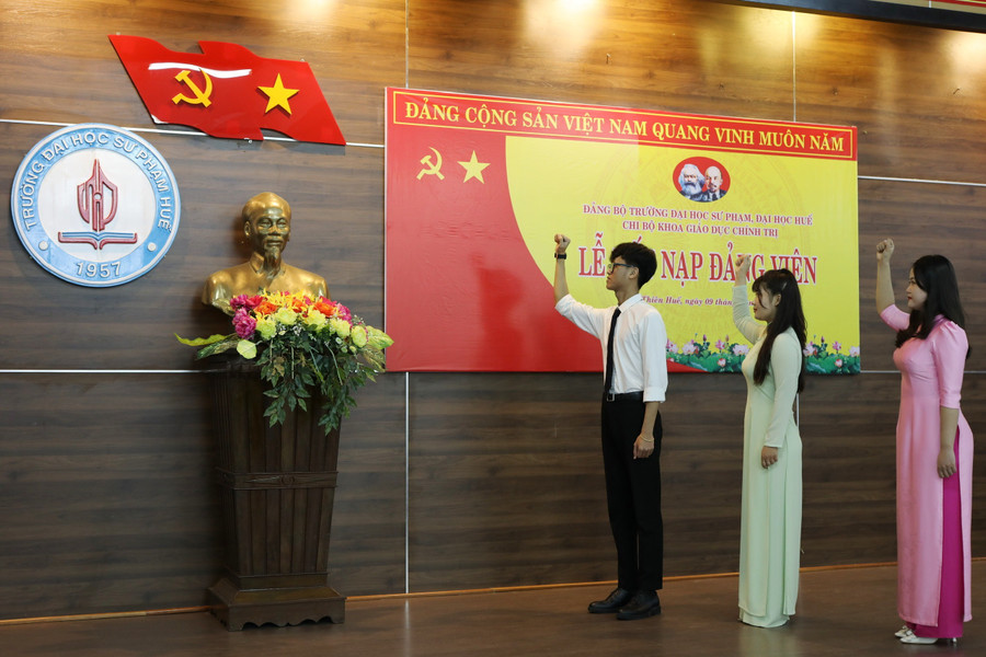 Công tác phát triển Đảng viên cho đội ngũ giảng viên trẻ và sinh viên ưu tú nhà trường được chú trọng. z6639626898412-cf748da3f1c68e18aa85e144244cffc4.jpg