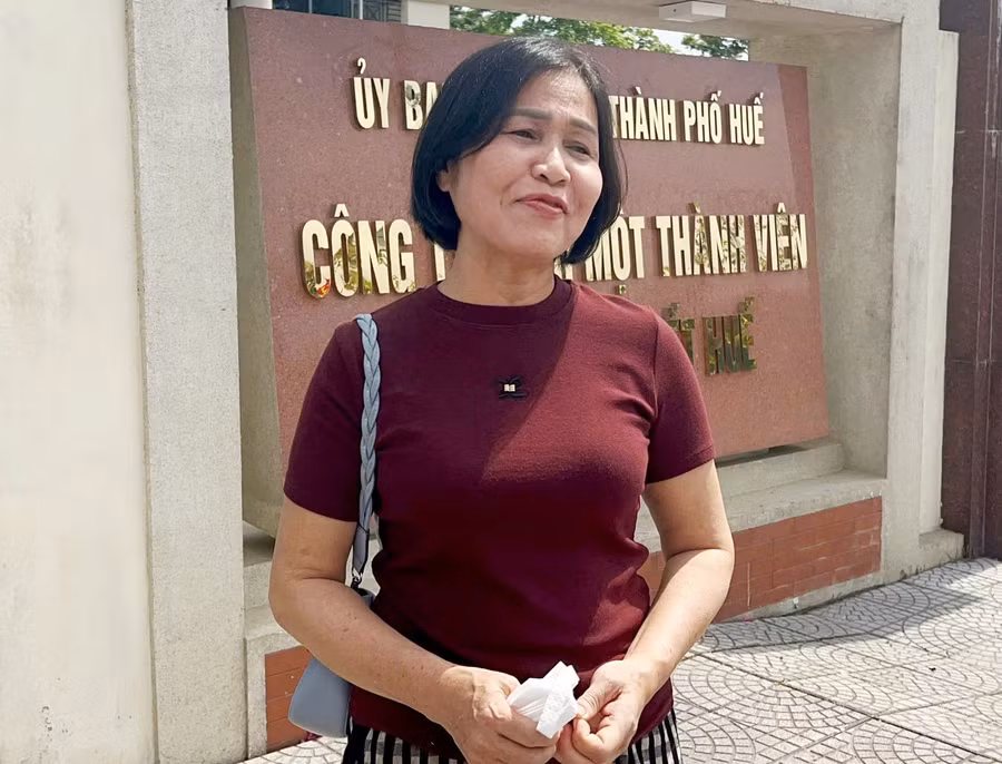 Bà Nguyễn Thị Nguyệt, chủ nhân tờ vé số trúng 2 tỷ đồng thắng kiện vừa nhận tiền thưởng tại Công ty TNHH Nhà nước MTV xổ số kiến thiết Huế.