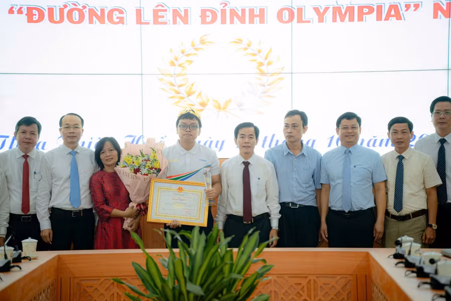 Tỉnh Thừa Thiên Huế tuyên dương, khen thưởng em Võ Quang Phú Đức - Quán quân cuộc thi Đường lên đỉnh Olympia năm 2024. (Ảnh: Ngọc Hiếu)