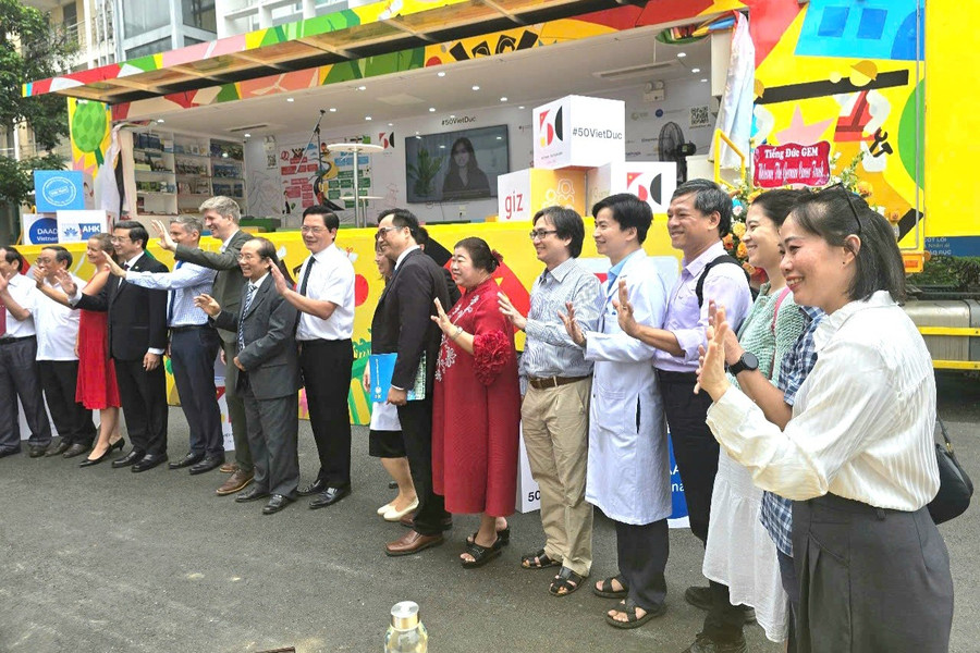 Các đại biểu làm nghi thức ra mắt. img-20250513-153059.jpg