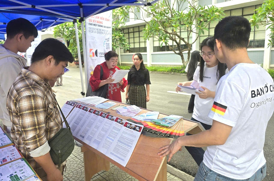 Các bạn trẻ tại TP Huế tìm hiểu về các cơ hội nhập cư, đào tạo nghề, việc làm tại Đức. img-20250513-153047.jpg