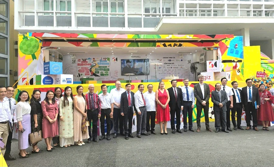 Dự án “Chuyến xe hướng nghiệp” của Chính phủ Đức đã triển khai chương trình tại Trường Đại học Y - Dược, Đại học Huế.