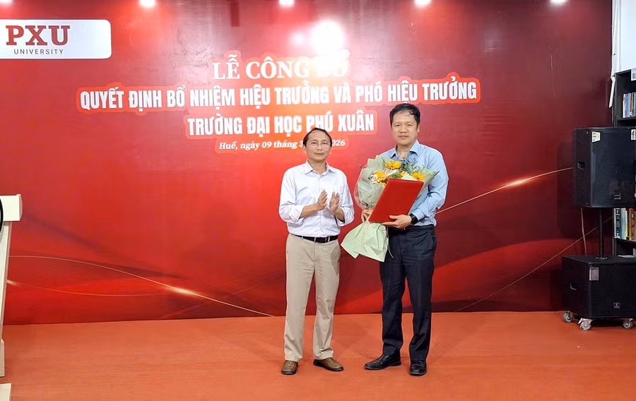 Trao quyết định bổ nhiệm Hiệu trưởng Trường Đại học Phú Xuân cho TS Đàm Quang Minh.