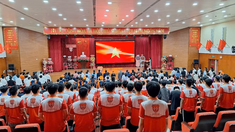 Khoa Kỹ thuật và Công nghệ - Đại học Huế làm lễ chào cờ tại Lễ tốt nghiệp niên khóa đầu tiên. 