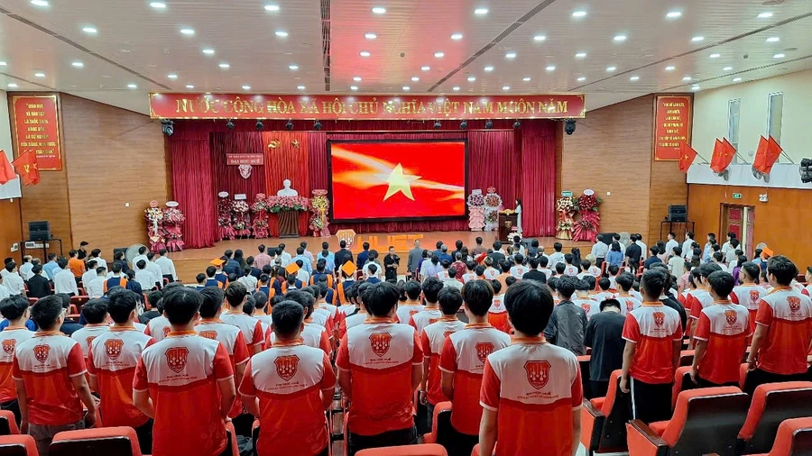 Khoa Kỹ thuật và Công nghệ - Đại học Huế làm lễ chào cờ tại Lễ tốt nghiệp niên khóa đầu tiên. 