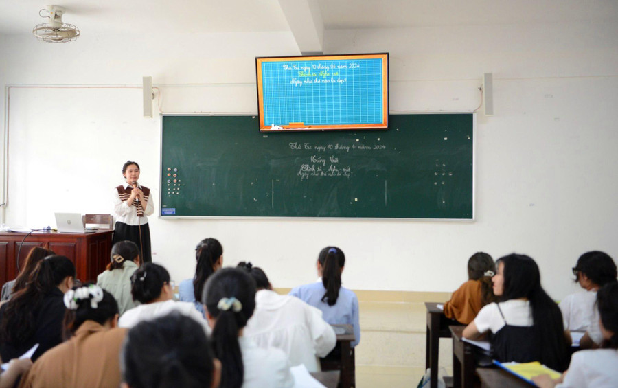 Sinh viên Trường Đại học Sư phạm, Đại học Huế thực hành giảng bài trong giờ học. (Ảnh: H.N)