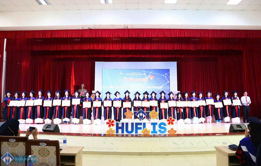 Trường Đại học Ngoại ngữ, Đại học Huế rao tặng giấy khen cho các tân cử nhân.