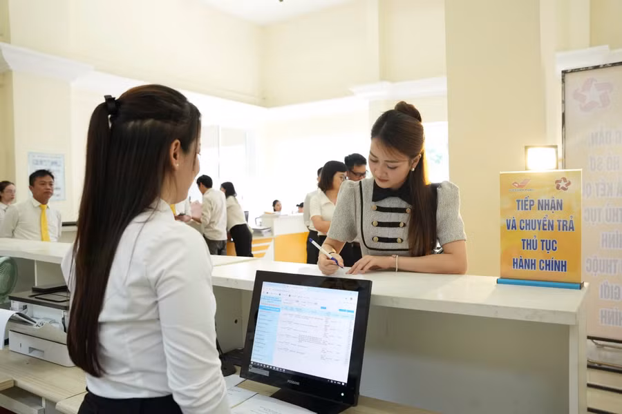 Bưu điện TP Huế ra mắt điểm hướng dẫn, tiếp nhận hồ sơ và chuyển trả kết quả giải quyết thủ tục hành chính không phụ thuộc vào địa giới hành chính. (Ảnh: Ngọc Minh)