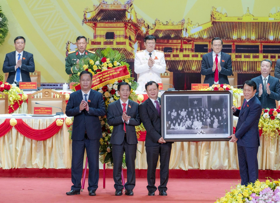 Đại tướng Lương Tam Quang, Ủy viên Bộ Chính trị, Bộ trưởng Bộ Công an tặng Đại hội bức ảnh Chủ tịch Hồ Chí Minh với Đoàn ca kịch Huế tại Phủ Chủ tịch năm 1960. z7076396086330-9aebc0922e0ce6b357308e977102f70d.jpg