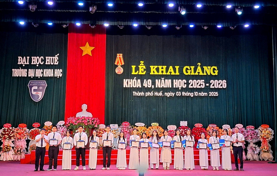 Khen thưởng các thủ khoa, á khoa. z7076223686676-91ff60864034d1e418182b5bacd87bc6.jpg