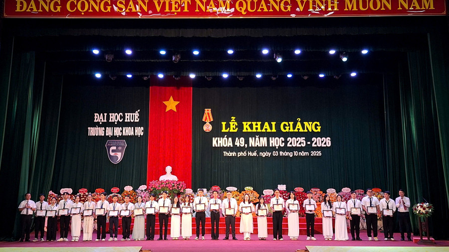 Khen thưởng các sinh viên học tập tốt năm học 2024-2025. z7076223683437-1465da3b05fa8b9d2b8465cb1e37f6ca.jpg
