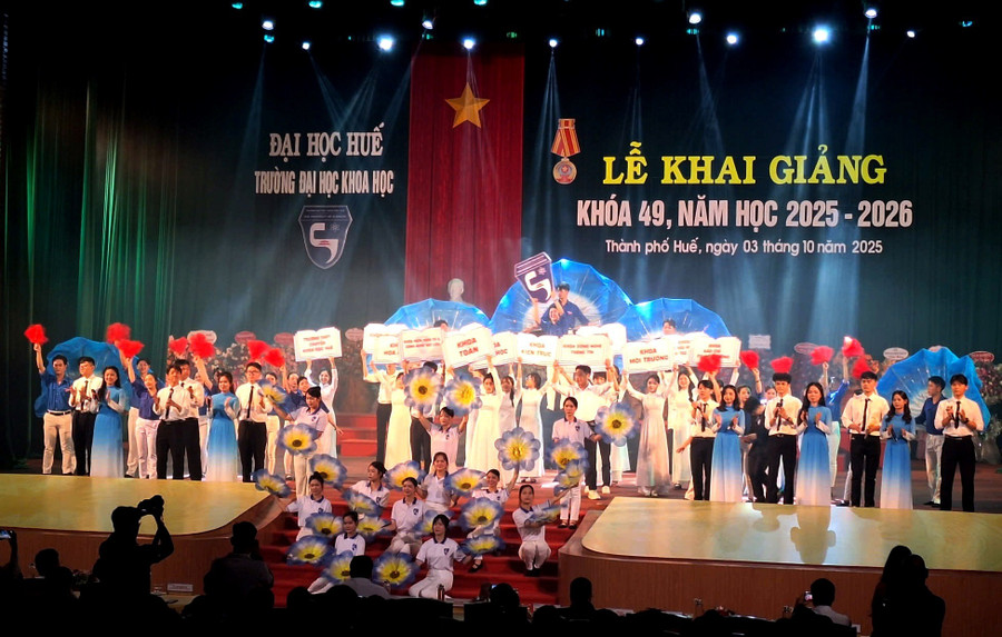 Văn nghệ chào mừng năm học mới. z7076223884643-cdfb881da7d6a311ef78e5c8be4a4a5b.jpg