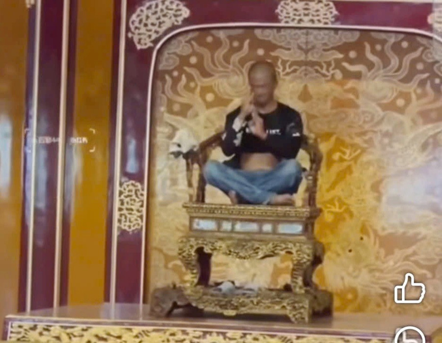 Người đàn ông lên ngồi chễm chệ trên Ngai vàng - Bảo vật quốc gia tại Điện Thái Hòa, Đại Nội Huế, sau đó có hành vi phá hoại chiếc Ngai vàng. nguoi-dan-ong-ngoi-len-ngai-vang-pha-bao-vat-quoc-gia-tai-hue.jpg