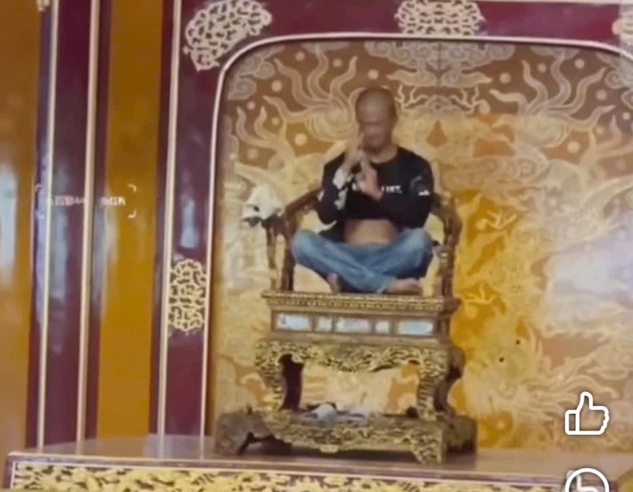 Người đàn ông lên ngồi chễm chệ trên ngai vàng - bảo vật quốc gia tại Điện Thái Hòa, Đại Nội Huế.