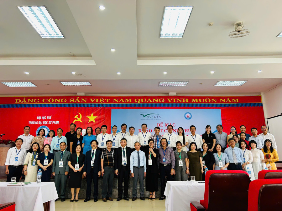 Đại diện Trường Đại học Sư phạm, Đại học Huế và Đoàn đánh giá ngoài Trung tâm KĐCLGD – ĐHQGHN chụp ảnh lưu niệm tại lễ bế mạc. 