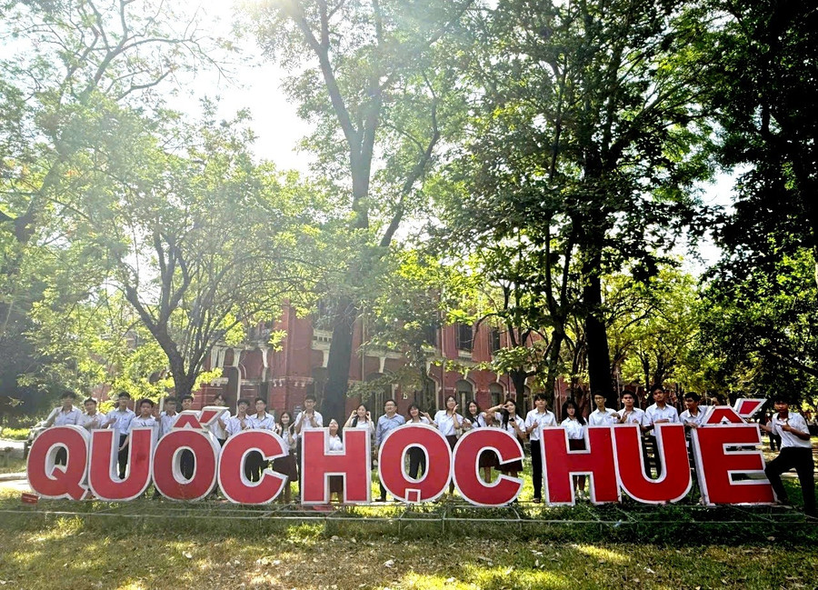 Thầy và trò lớp 12 chuyên Toán 2 chụp ảnh ở sân Trường THPT chuyên Quốc Học - Huế. (Ảnh: NVCC) z6814303015869-6e15005d2405ab083d8cc06074c3edb2-5326.jpg
