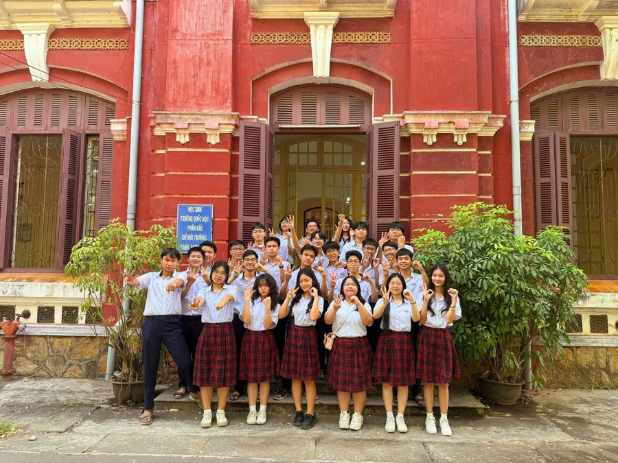 Tập thể lớp 12 chuyên Toán 2 (niên khóa 2022-2025) Trường THPT chuyên Quốc Học - Huế. z6814303013970-98eb312c793859251e8cb859af10ed34.jpg