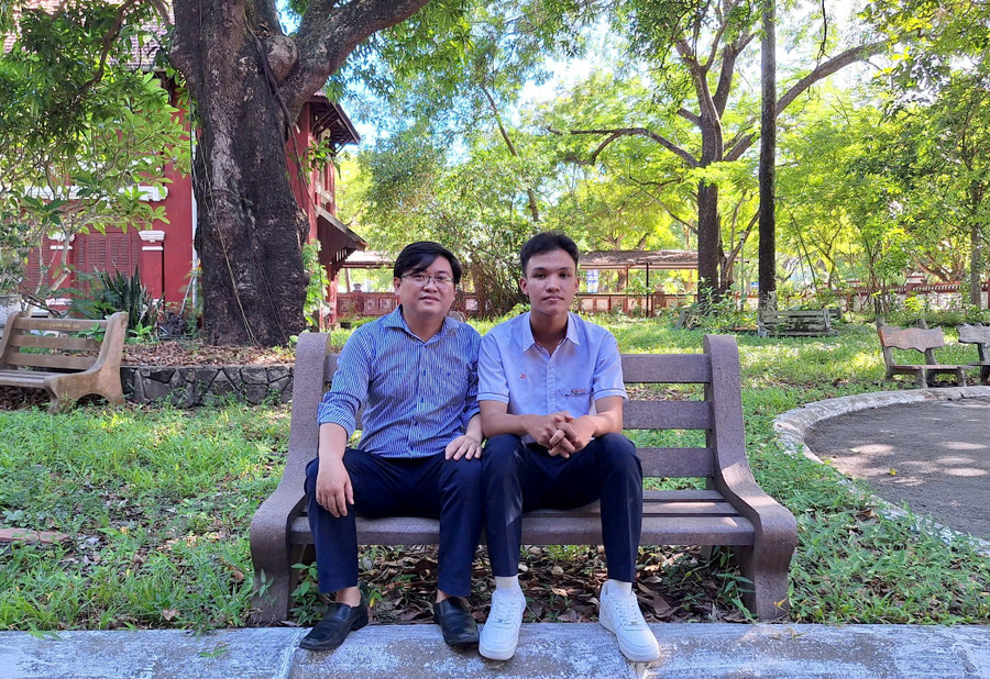 Thầy giáo chủ nhiệm Phạm Nguyên Tuấn Hải và cậu học trò Trương Văn Hùng. (Ảnh: Đại Dương) z6814308912121-de810a562b50159bc0306e1f74b33891.jpg