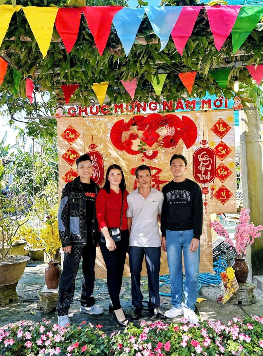 Trương Văn Hùng bên gia đình. z6814303004900-21fefd6e3bc77305091cff1684f78cd6.jpg