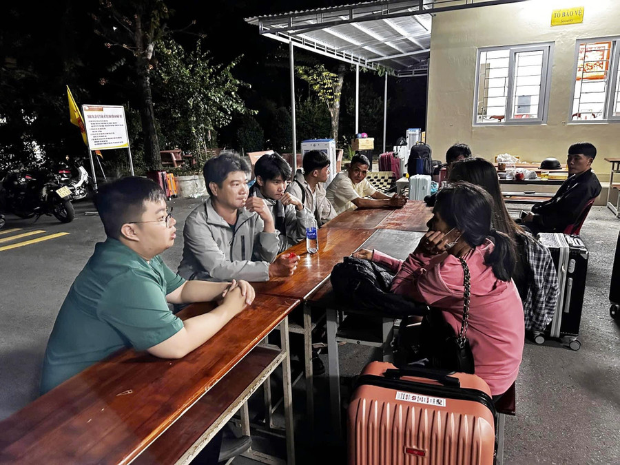 Trường Đại học Luật, Đại học Huế trực tiếp đón thí sinh và người nhà đến tại trường vào buổi tối. z6921685345619-3289a1c364c277b9b2ce8bef60bf66e9.jpg