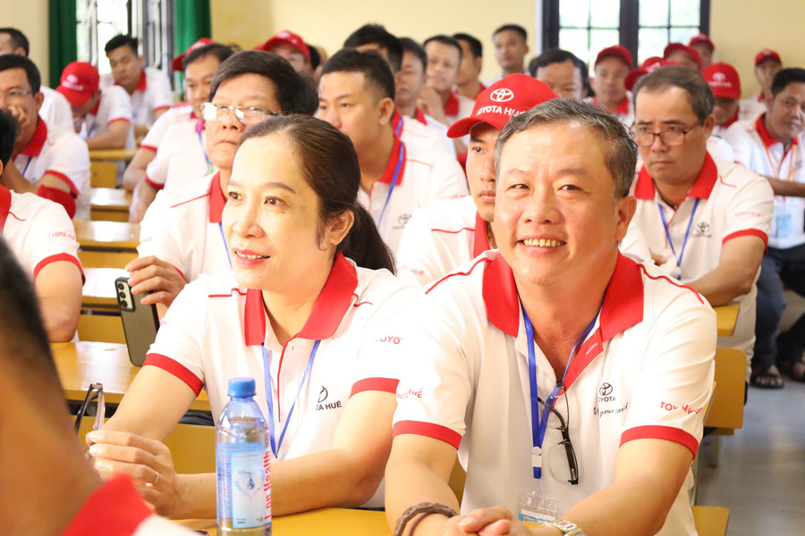 Các giáo viên tươi cười chuẩn bị bước vào Hội thi. z6922194832869-b67ba8e931044d7c78be4c9fac0cc065.jpg