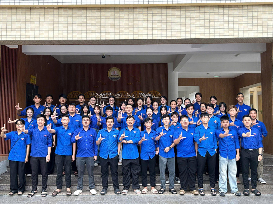 Đội sinh viên tình nguyện, tiếp đón tân sinh viên năm 2025 của Trường Đại học Luật, Đại học Huế. z6921684838692-0714247275c5ee7ecaa730e55eee2c99.jpg