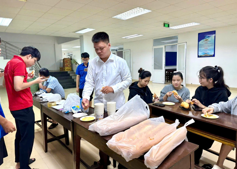 Các sinh viên tá túc trong lũ tại ĐH Sư phạm Huế được hỗ trợ thức ăn nước uống. 3.jpg