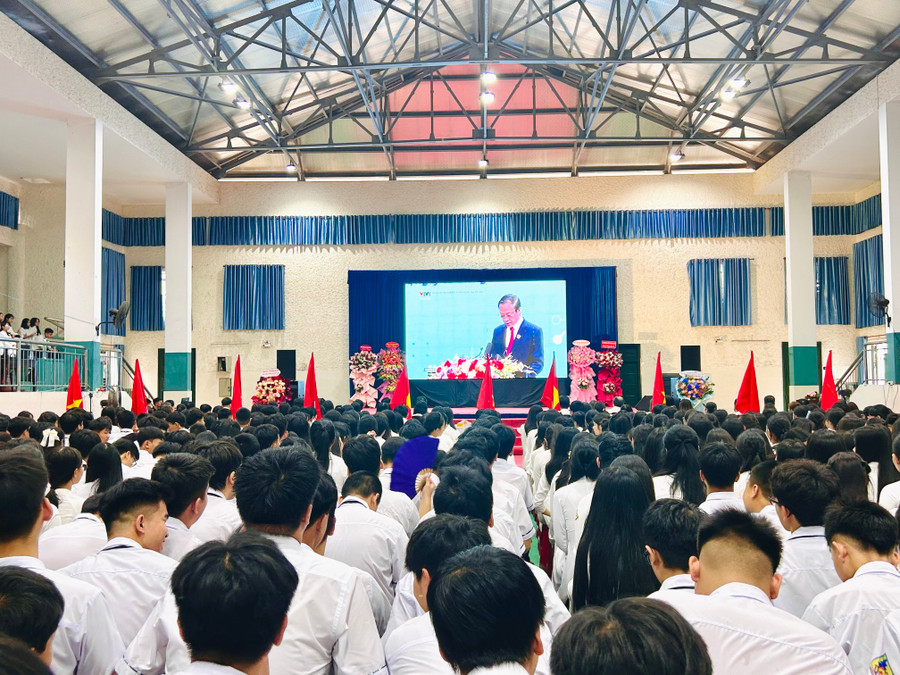 Học sinh Trường THPT Nguyễn Huệ theo dõi trực tuyến Lễ Khai giảng năm học mới 2025-2026. 995c57db-b95c-42cf-8531-89c369efda70.jpg