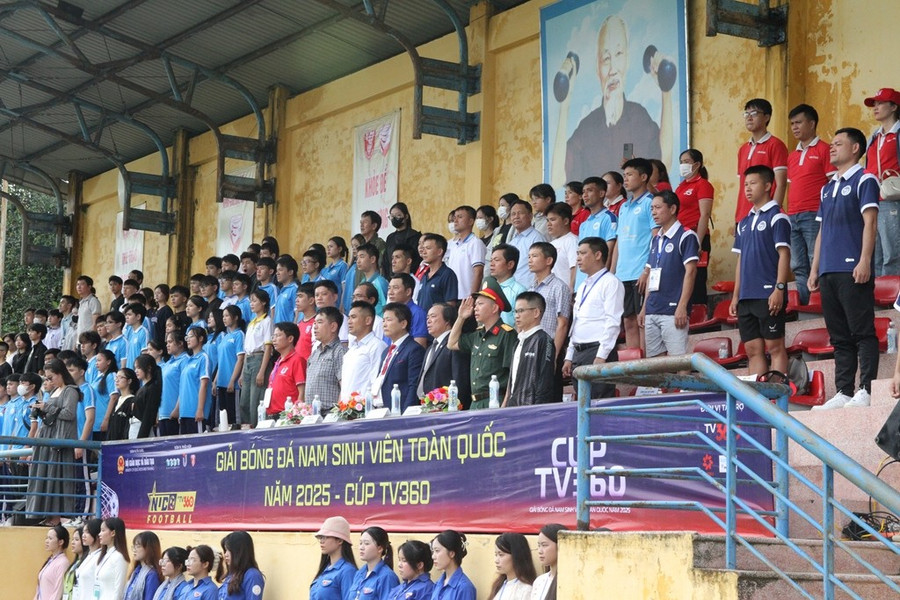 Nghi thức chào cờ tại lễ Khai mạc. 2.jpg