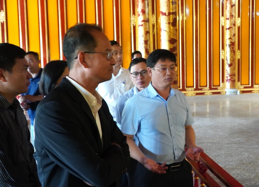 Lãnh đạo UBND TP Huế và Trung tâm Bảo tồn Di tích Cố đô Huế kiểm tra tại Điện Thái Hòa ngày 26/5. (Ảnh: H.T)
