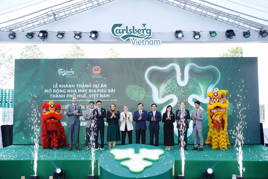 Các đại biểu tiến hành nghi thức khánh thành dự án mở rộng nhà máy sản xuất bia Phú Bài gần 90 triệu USD.