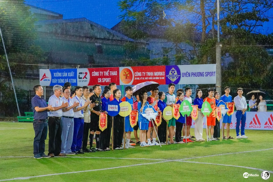 Ban tổ chức, các nhà tài trợ chụp ảnh cùng các đội bóng. shi00114.jpg
