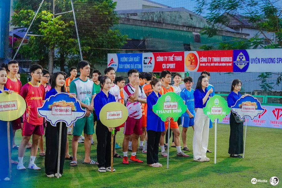 Giải gồm 8 đội nam, 5 đội nữ đến từ các địa phương thuộc tỉnh Hà Tĩnh đang sinh sống, học tập, làm việc tại TP Huế. shi09872.jpg
