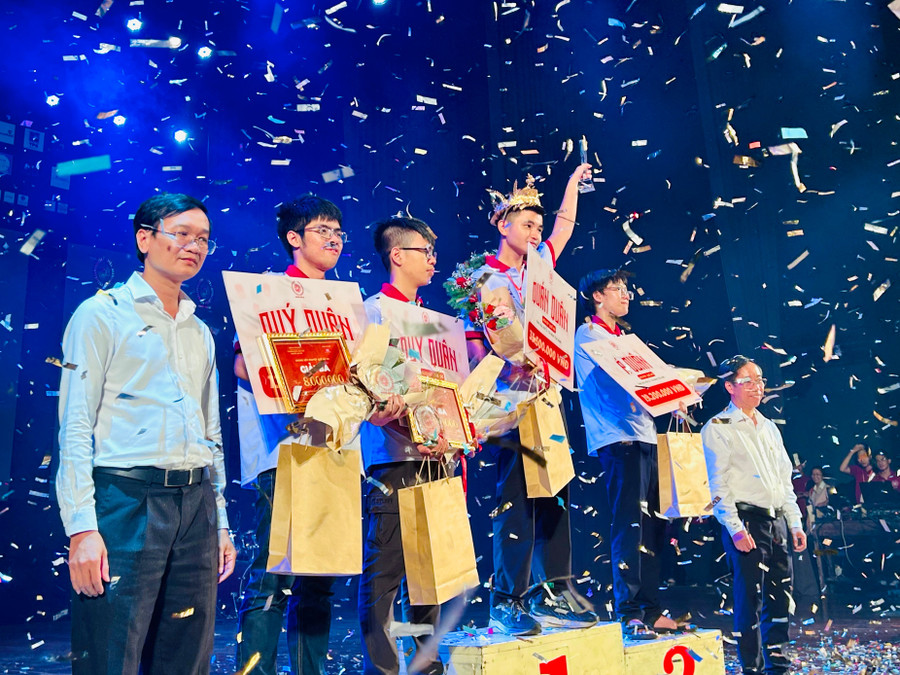 Thí sinh Nguyễn Hoàng Phúc Ân (11 Hóa 1) xuất sắc giành Quán quân Nguyệt Quế Đỏ VII. 243a7663-e8d5-40cc-8f2e-2a3aa51e296c.jpg