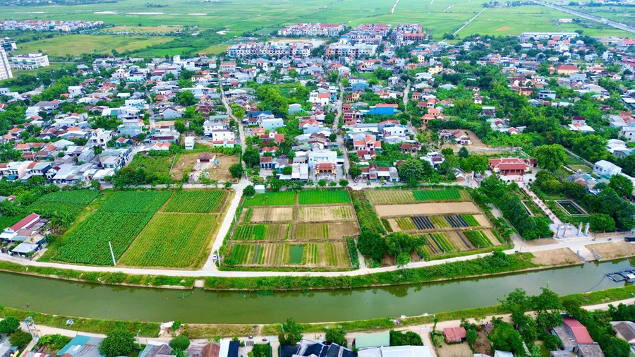Toàn bộ tuyến đường sắt tốc độ cao Bắc - Nam qua TP Huế dài hơn 95km, đi qua 12 xã, phường, có 1 ga hành khách Phú Mỹ và 1 ga tiềm năng Chân Mây, ảnh hưởng hơn 8.100 hộ dân, trong đó gần 900 hộ sẽ di dời. z6892032050951-93db8e838865fb59dd44f5d7c7305947.jpg