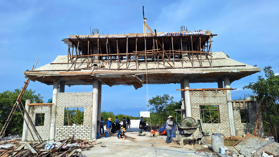Cổng vào khu nghĩa trang Phong Thái. z6895950705705-1251a3f9cb3b528baf4e8de140a31c49.jpg
