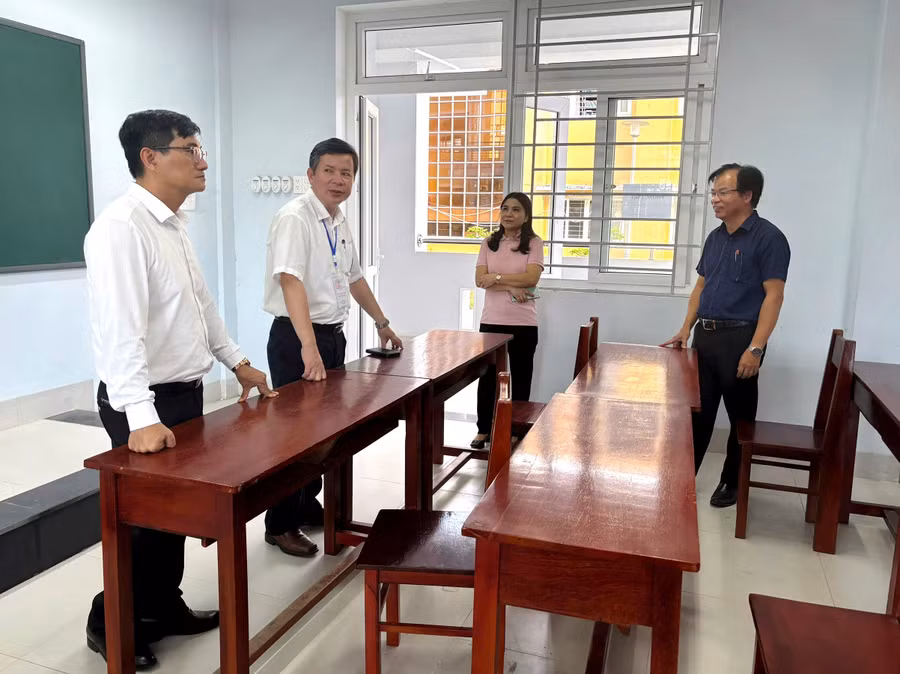 Lãnh đạo Sở GD&ĐT TP Huế đi kiểm tra các điểm thi tốt nghiệp THPT 2025.