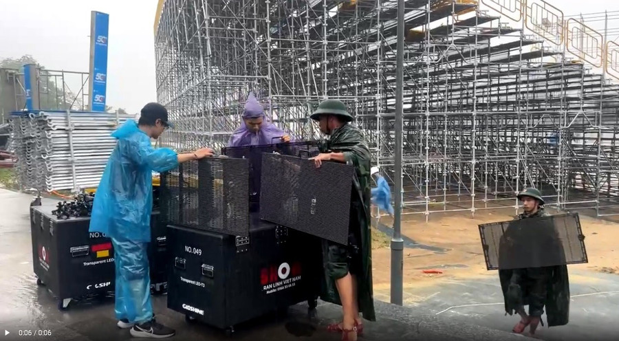 Các chiến sĩ quân đội TP Huế dọn dẹp sân khấu chung kết Hoa hậu Việt Nam 2024 tổ chức tại bờ sông Hương vì nước lũ dâng. untitled.jpg