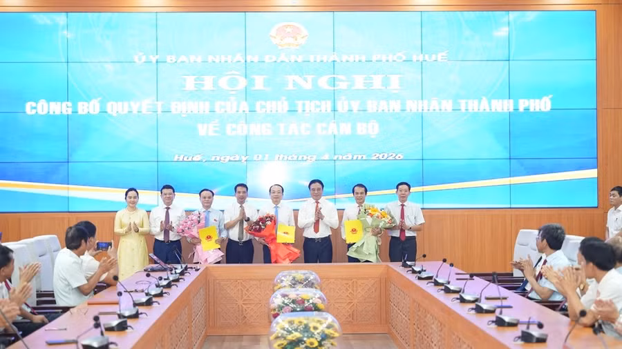 Công bố quyết định của Chủ tịch UBND TP Huế về công tác cán bộ ngày 1/4.