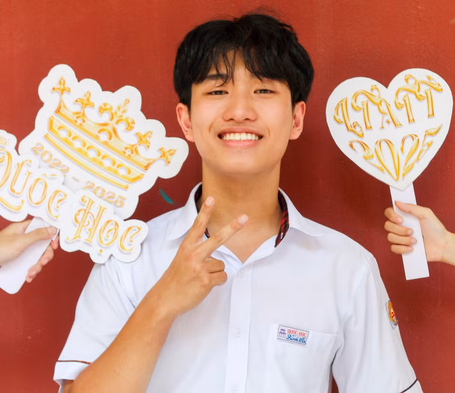 Em Đậu Nguyễn Thái Bình, học sinh lớp 12 chuyên Toán 1, Trường THPT chuyên Quốc Học - Huế là thủ khoa TP Huế tại Kỳ thi tốt nghiệp THPT 2025. (Ảnh: NVCC)