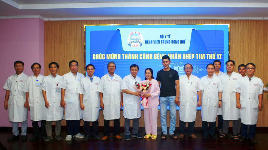 GS.TS Phạm Như Hiệp, Giám đốc Bệnh viện Trung ương Huế tặng hoa chúc mừng bệnh nhân trong ngày ra viện. (Ảnh: BVTUH) z6654568191146-6722913bc5c24fd138b9337c818bab1a.jpg