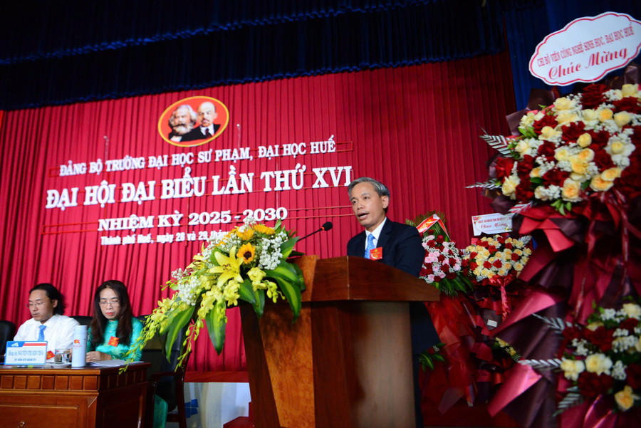 TS Lê Hồ Sơn, Phó Bí thư Đảng ủy, Hiệu trưởng nhà trường báo cáo Kiểm điểm của Ban Chấp hành Đảng bộ nhiệm kỳ 2020 - 2025. z6650064161649-54ea4c57a06b9175445a2d7671e0f713.jpg