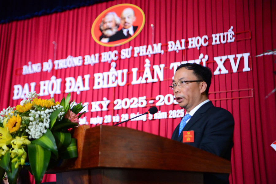 Ông Dương Tuấn Quang - Bí thư Đảng uỷ, Chủ tịch Hội đồng Trường Đại học Sư phạm, Đại học Huế trình bày Báo cáo chính trị Đại hội. z6650064198016-ab23be0c4d2b4d5a00345449c7e25fc5.jpg
