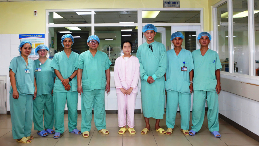 Bệnh nhân chụp ảnh cùng các y bác sĩ Bệnh viện Trung ương Huế. z6654542864047-d89ad3ce86d12e2d8be088ad839f6faa.jpg
