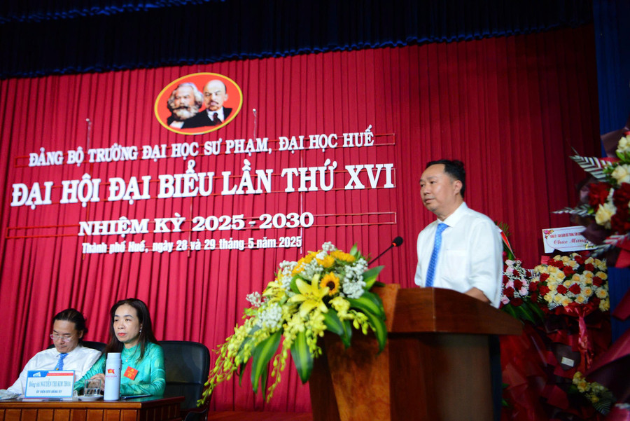 Ths Phan Hoàng Hải - Bí thư Chi bộ Khoa Tin học báo cáo tham luận. z6651441478152-b61c0ff72e315cf84afe8d6d256165e0.jpg